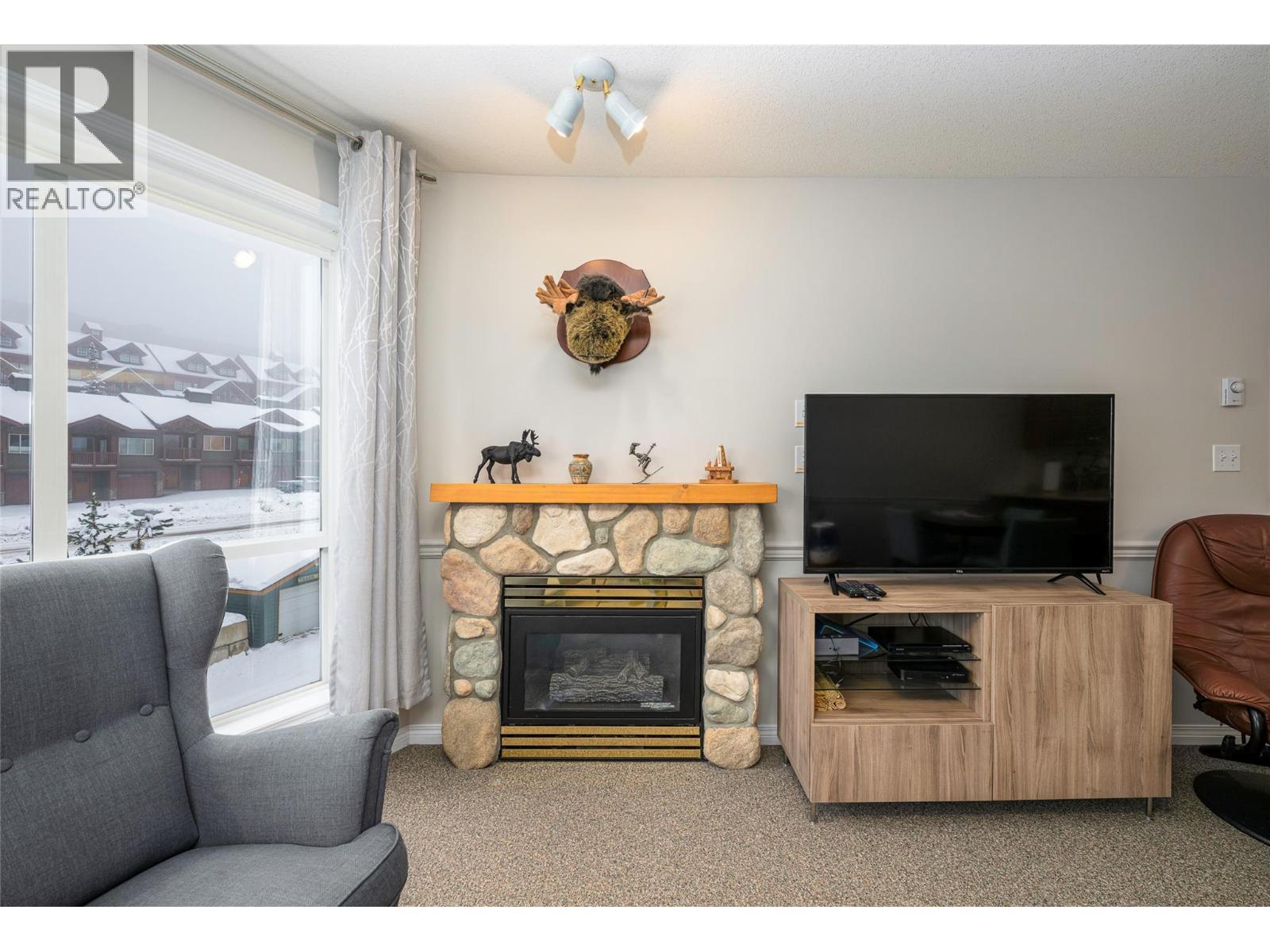 215 Kettle View Road Unit# 308, Big White, BC - Indoor Photo Showing Living Room With Fireplace