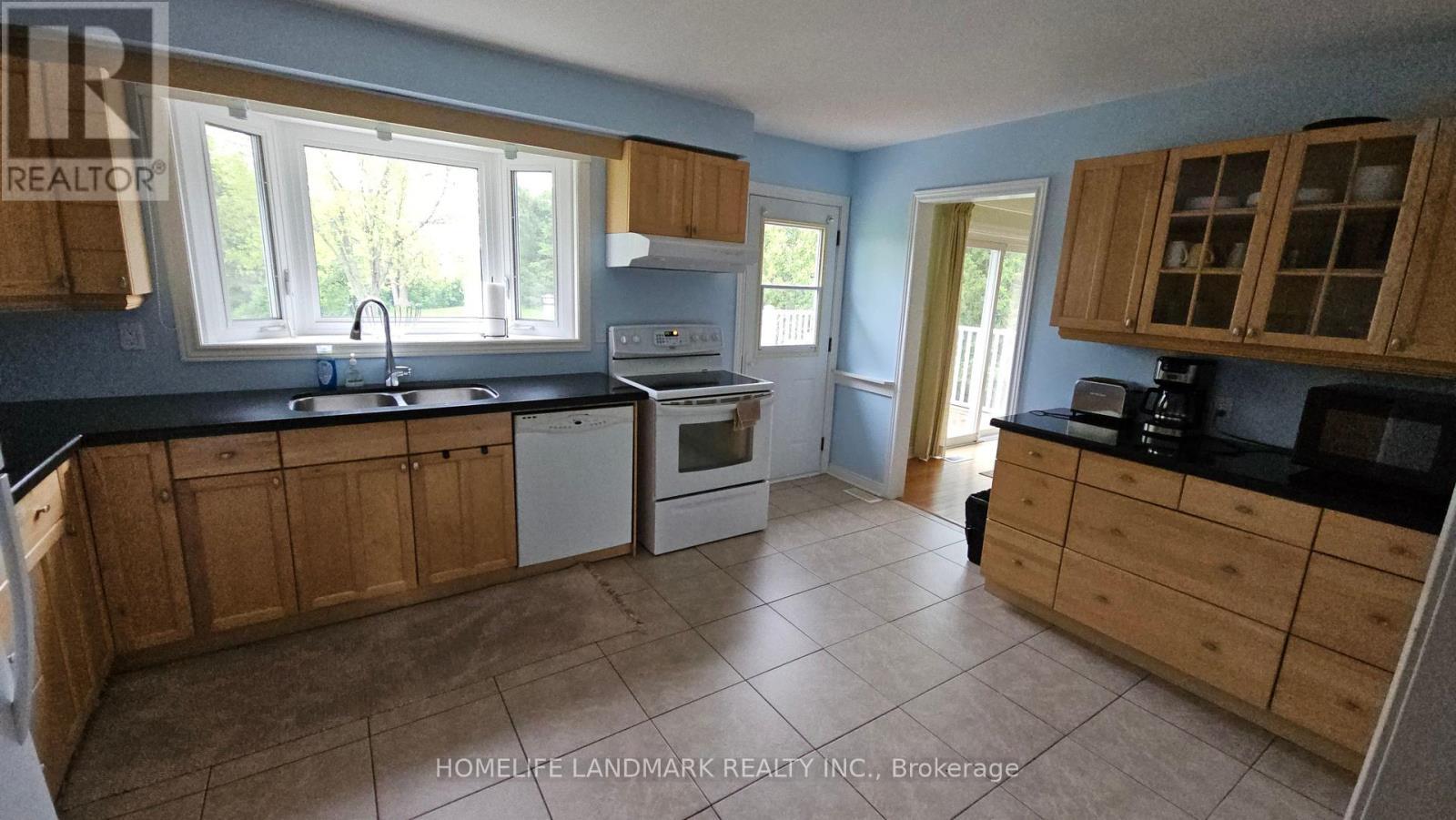 5468 Appleby Line, Burlington, ON - Indoor Photo Showing Kitchen With Double Sink