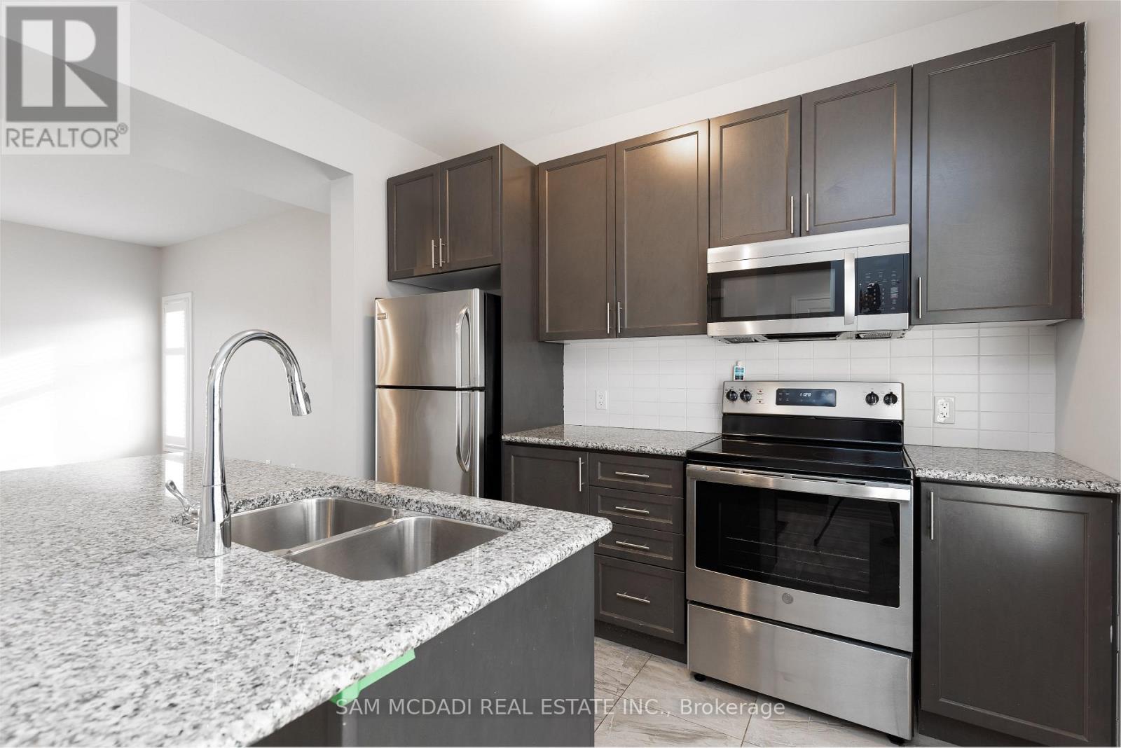 2314 Natasha Circle, Oakville, ON - Indoor Photo Showing Kitchen With Double Sink With Upgraded Kitchen