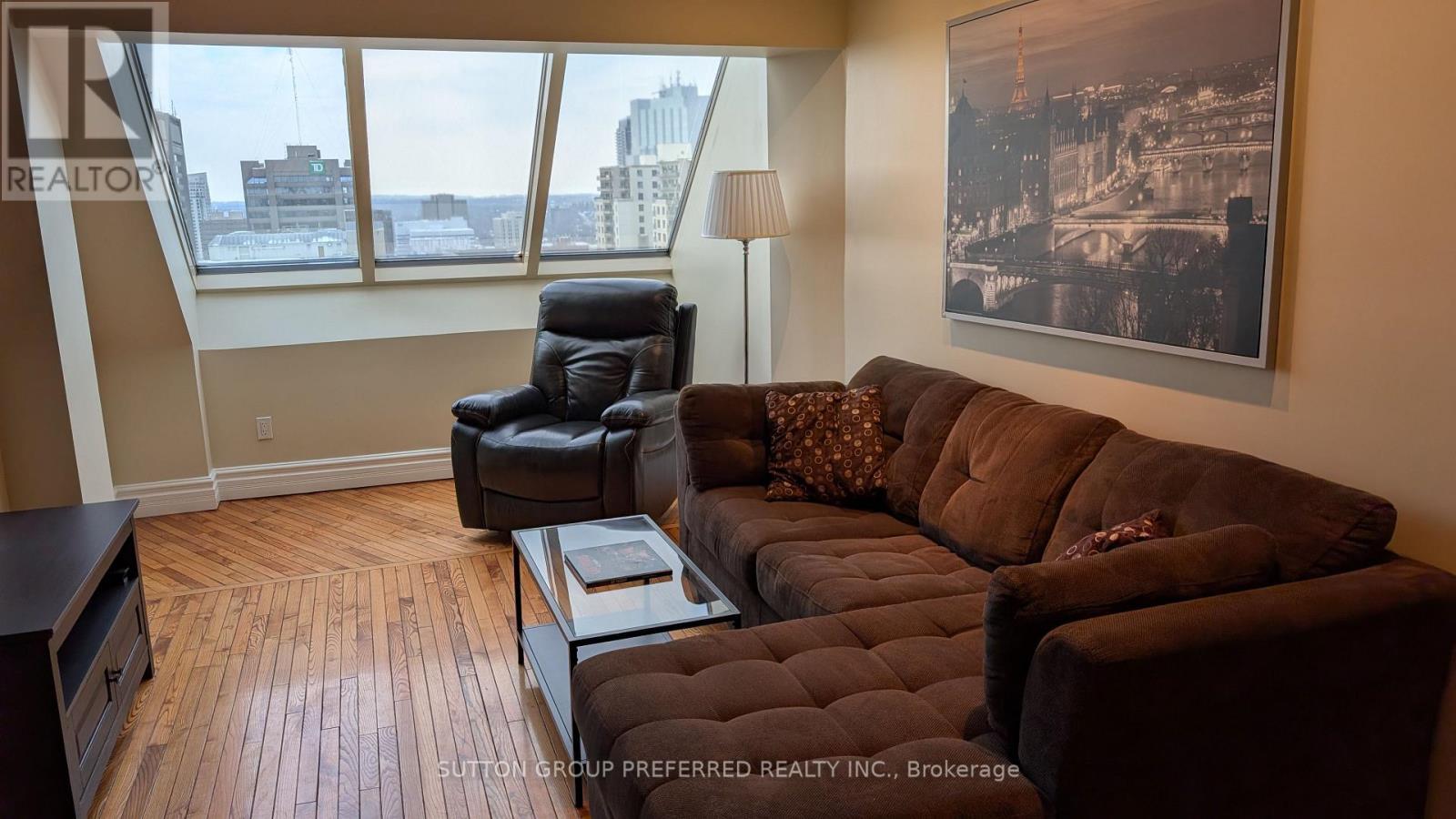 2404 - 389 Dundas Street, London East (East K), ON - Indoor Photo Showing Living Room