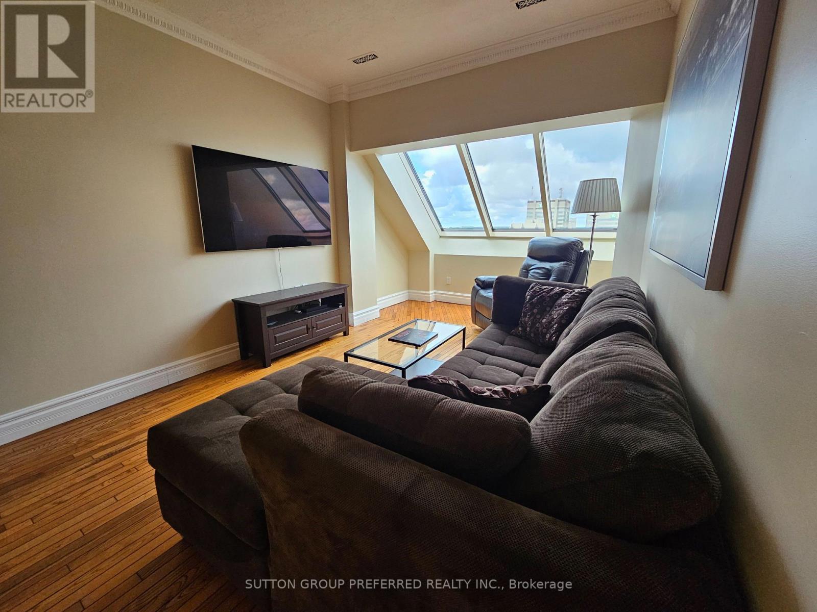 2404 - 389 Dundas Street, London East (East K), ON - Indoor