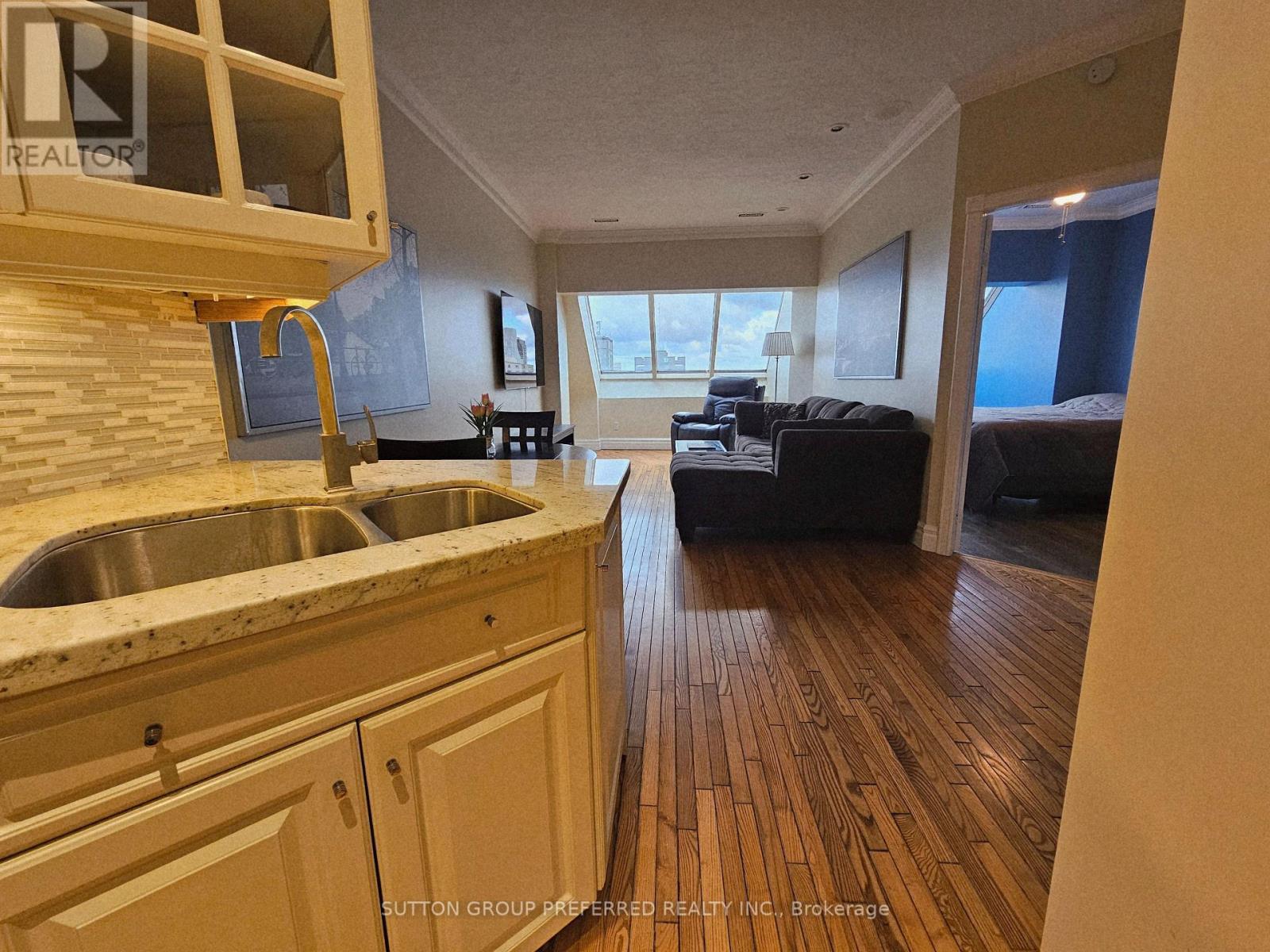 2404 - 389 Dundas Street, London East (East K), ON - Indoor Photo Showing Kitchen With Double Sink