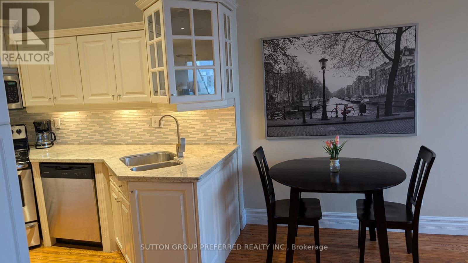 2404 - 389 Dundas Street, London East (East K), ON - Indoor