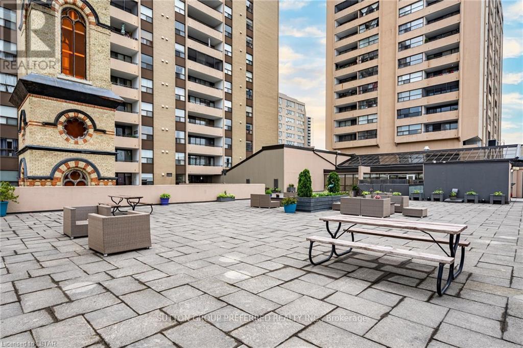 2404 - 389 Dundas Street, London East (East K), ON - Outdoor