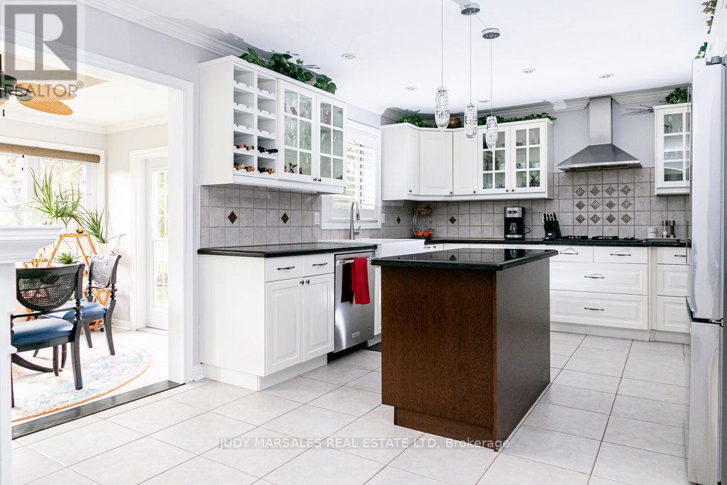 20 Meander Close, Hamilton, ON - Indoor Photo Showing Kitchen
