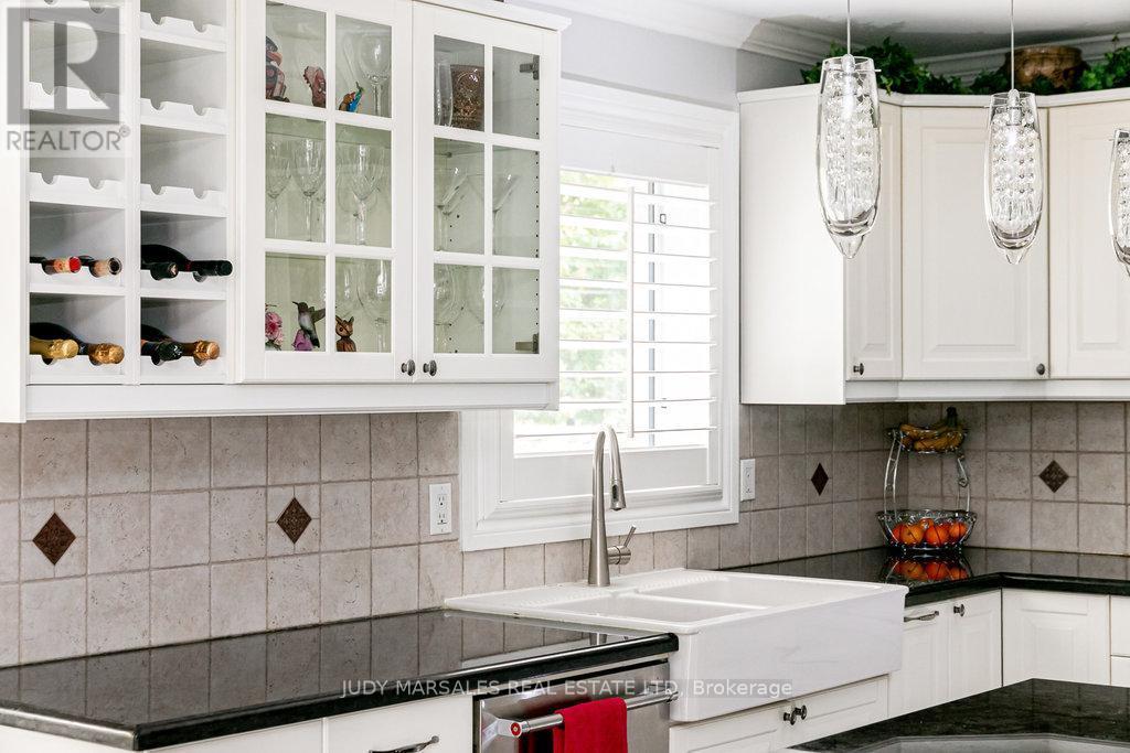 20 Meander Close, Hamilton, ON - Indoor Photo Showing Kitchen