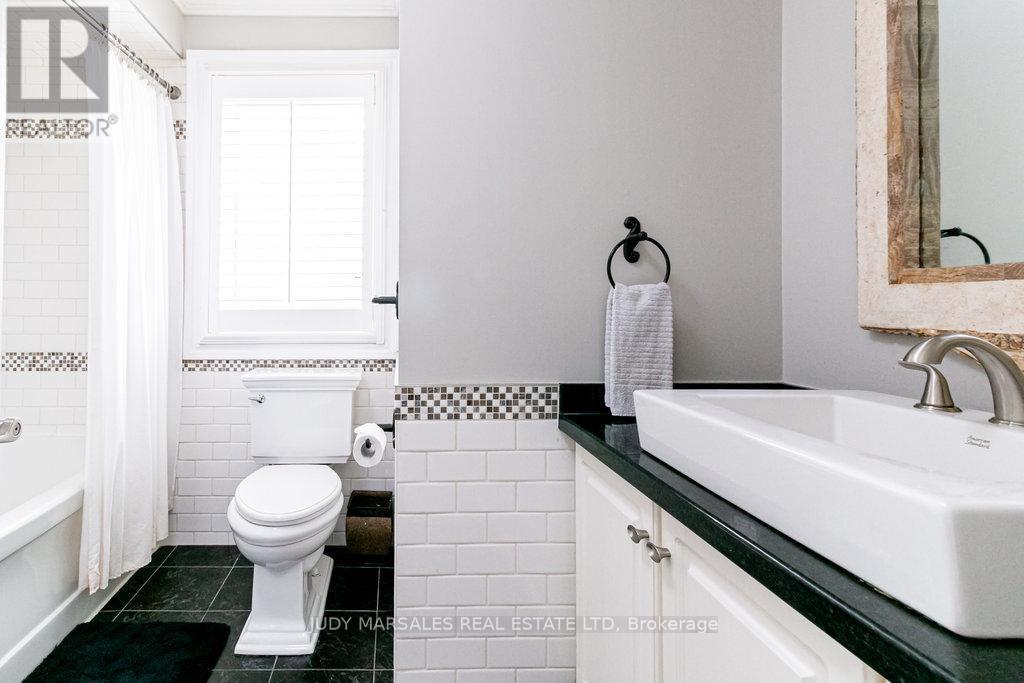 20 Meander Close, Hamilton, ON - Indoor Photo Showing Bathroom