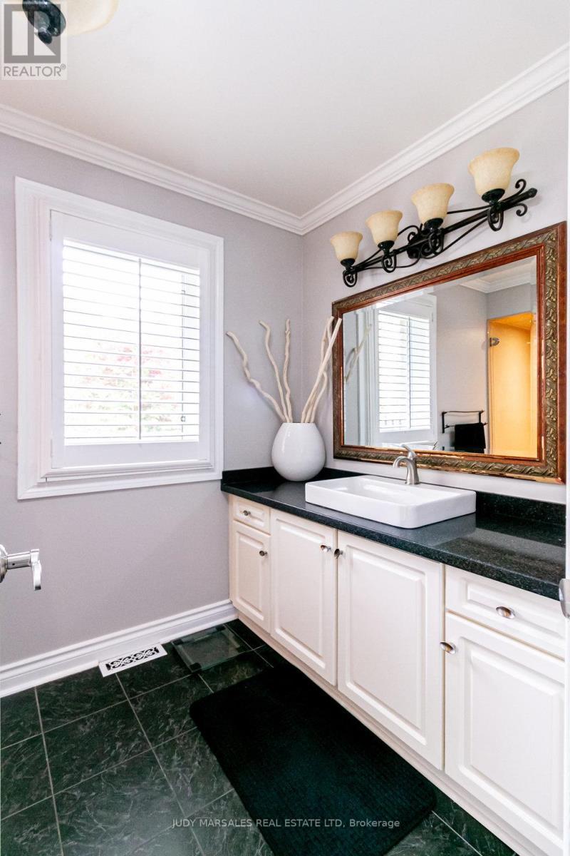 20 Meander Close, Hamilton, ON - Indoor Photo Showing Bathroom