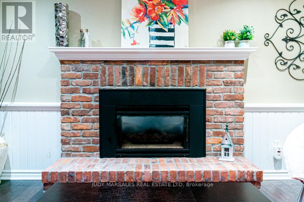 20 Meander Close, Hamilton, ON - Indoor Photo Showing Living Room With Fireplace