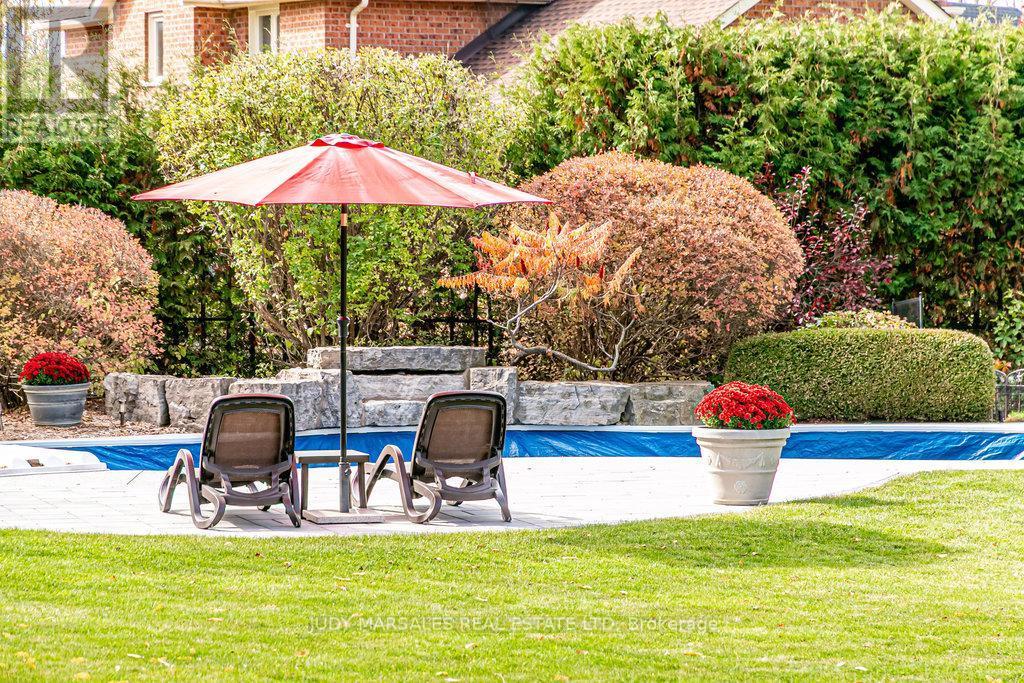 20 Meander Close, Hamilton, ON - Outdoor With In Ground Pool With Backyard