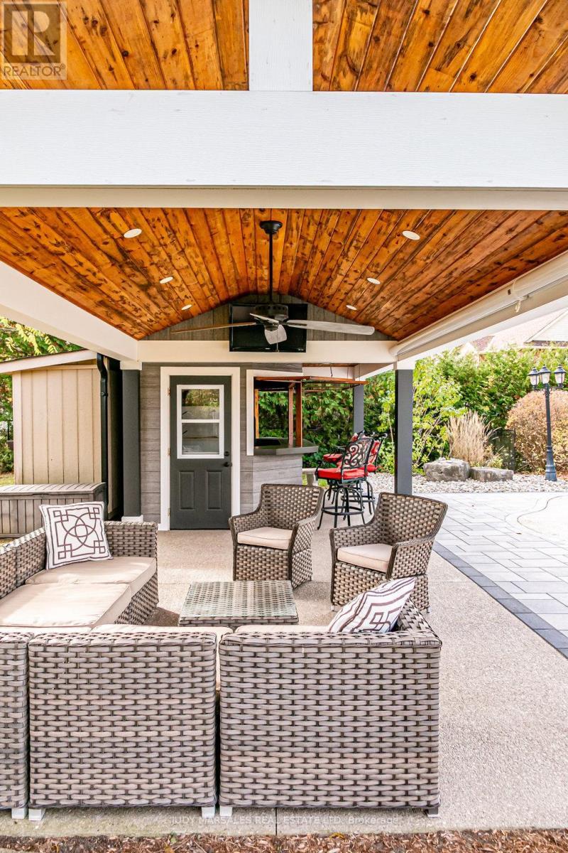 20 Meander Close, Hamilton, ON - Outdoor With Deck Patio Veranda