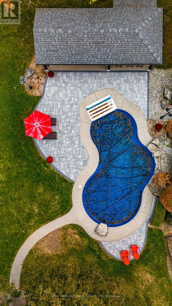 20 Meander Close, Hamilton, ON - Outdoor With In Ground Pool