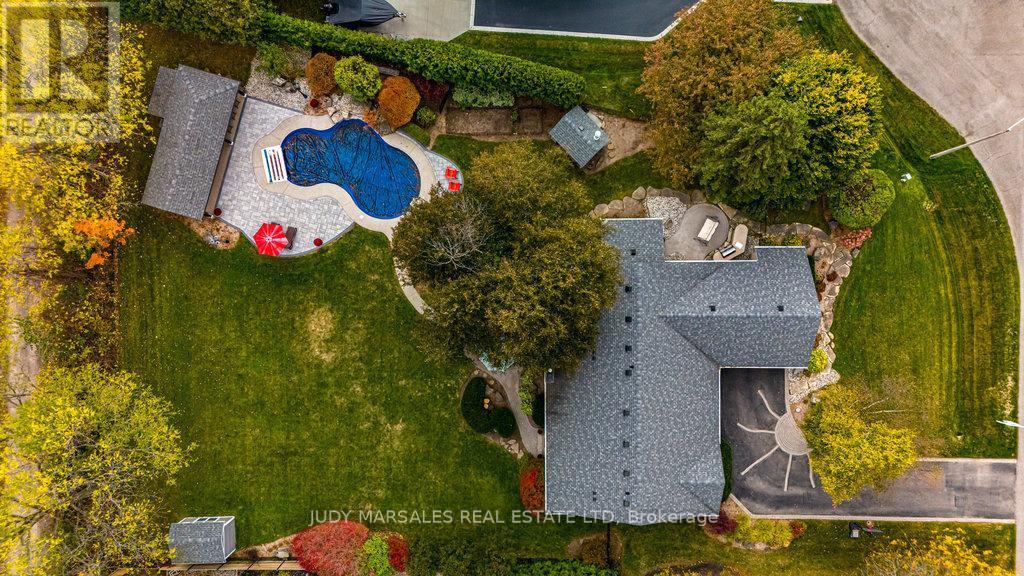 20 Meander Close, Hamilton, ON - Outdoor With In Ground Pool