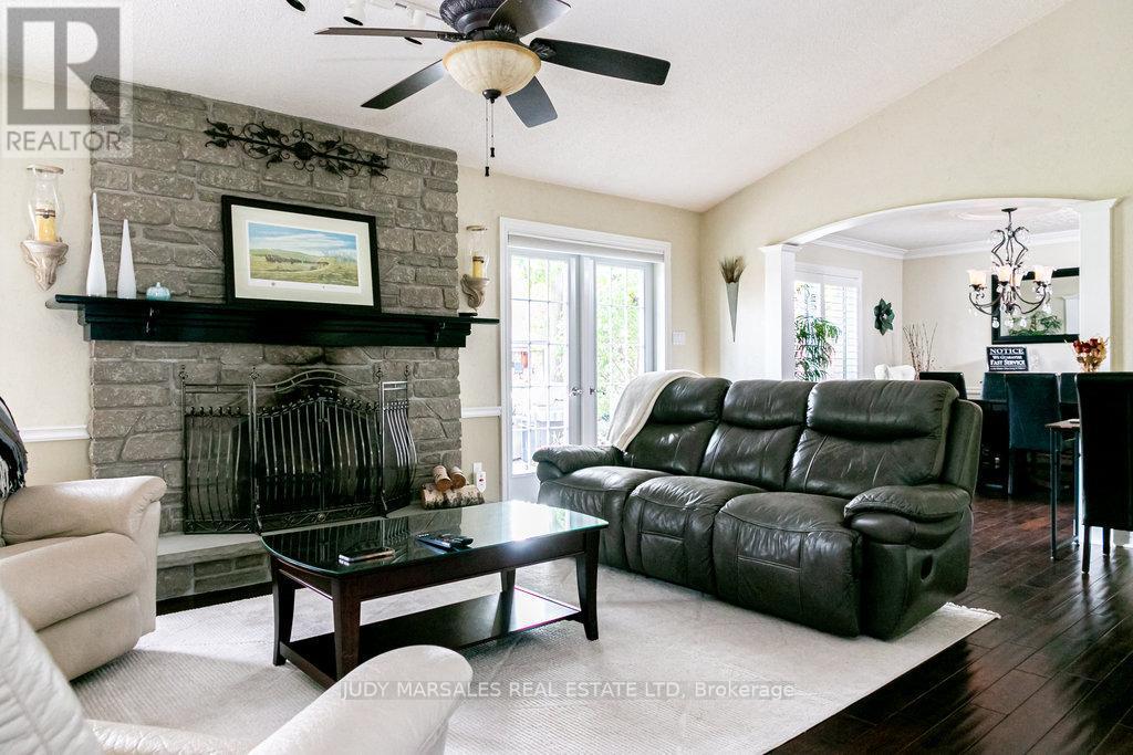 20 Meander Close, Hamilton, ON - Indoor Photo Showing Living Room With Fireplace