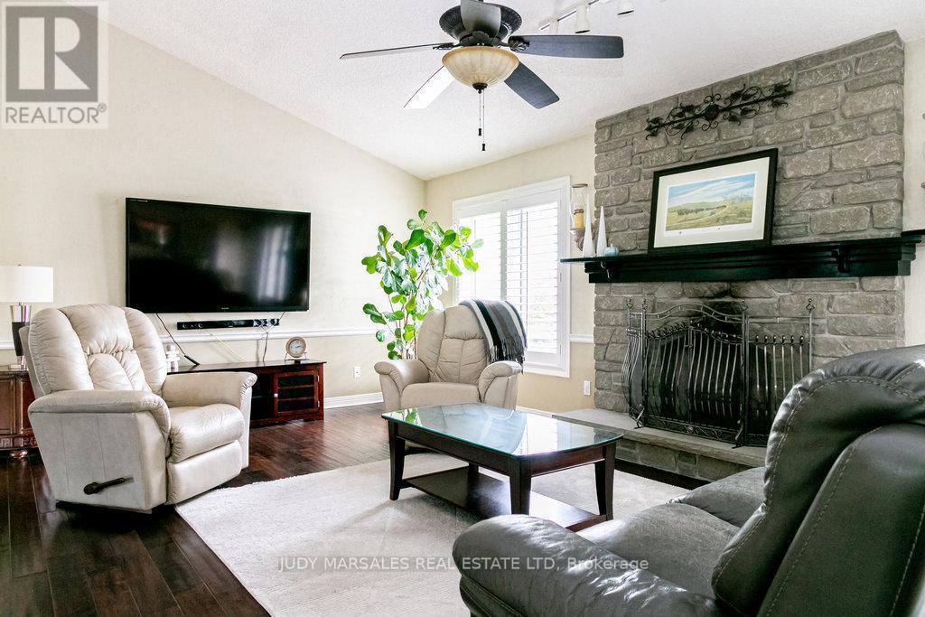 20 Meander Close, Hamilton, ON - Indoor Photo Showing Living Room With Fireplace