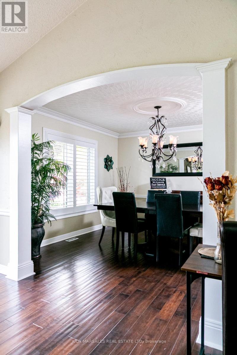 20 Meander Close, Hamilton, ON - Indoor Photo Showing Dining Room