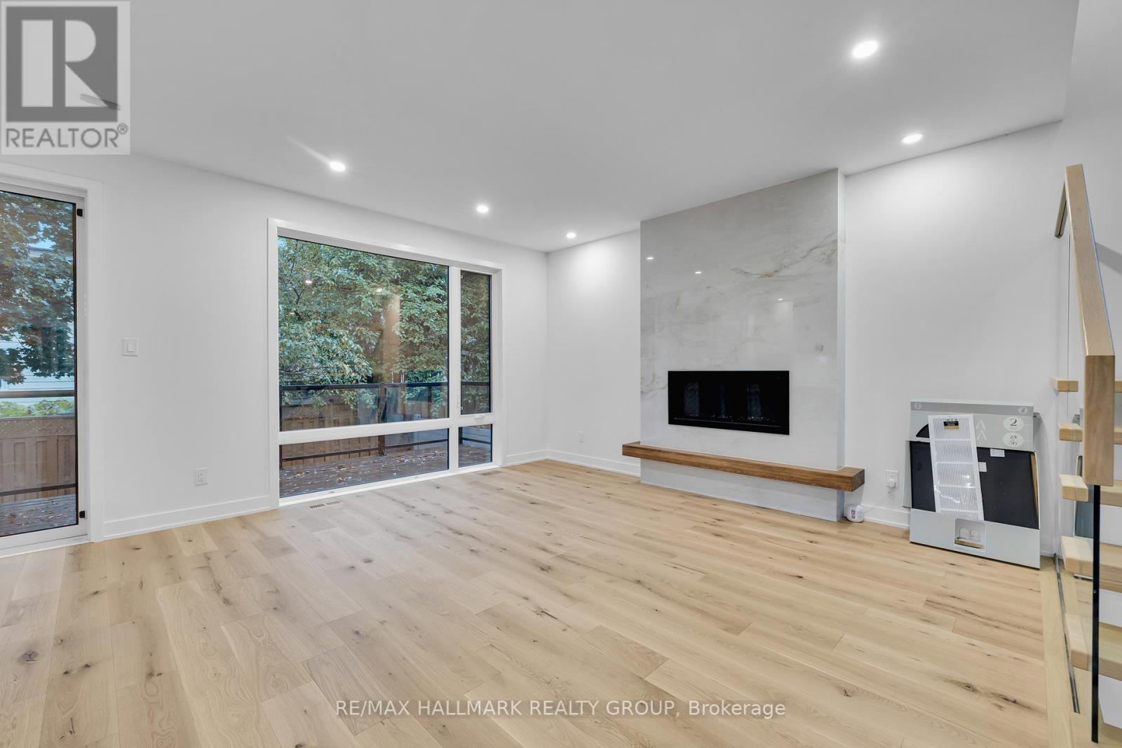 481 Wentworth Avenue, Ottawa, ON - Indoor With Fireplace