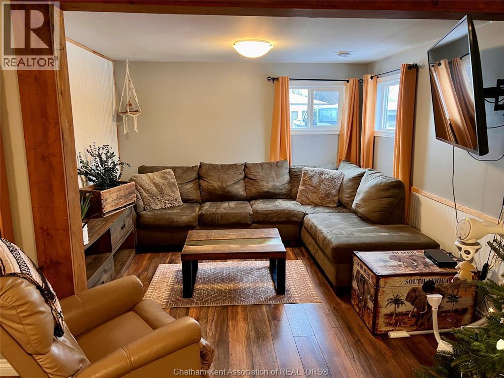 8583 James Street, Charing Cross, ON - Indoor Photo Showing Living Room