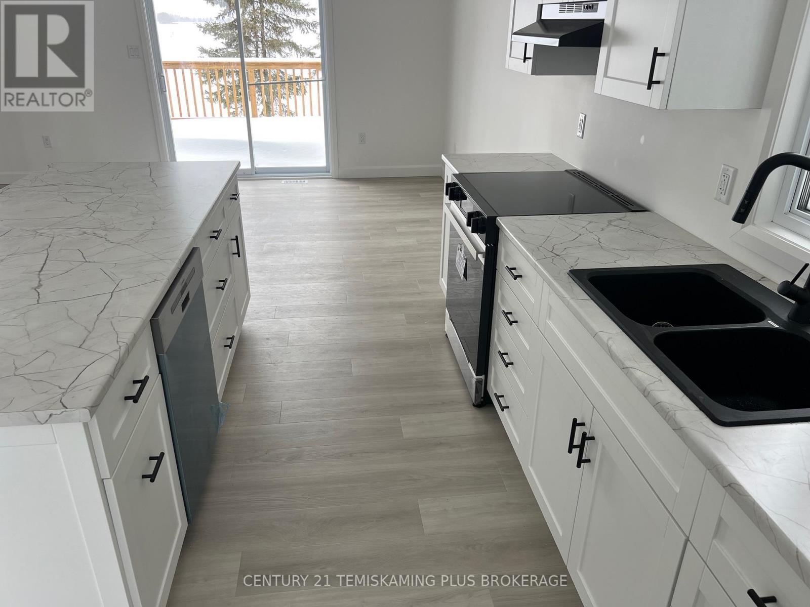 40 Tenth Avenue S, Armstrong (Earlton), ON - Indoor Photo Showing Kitchen With Double Sink