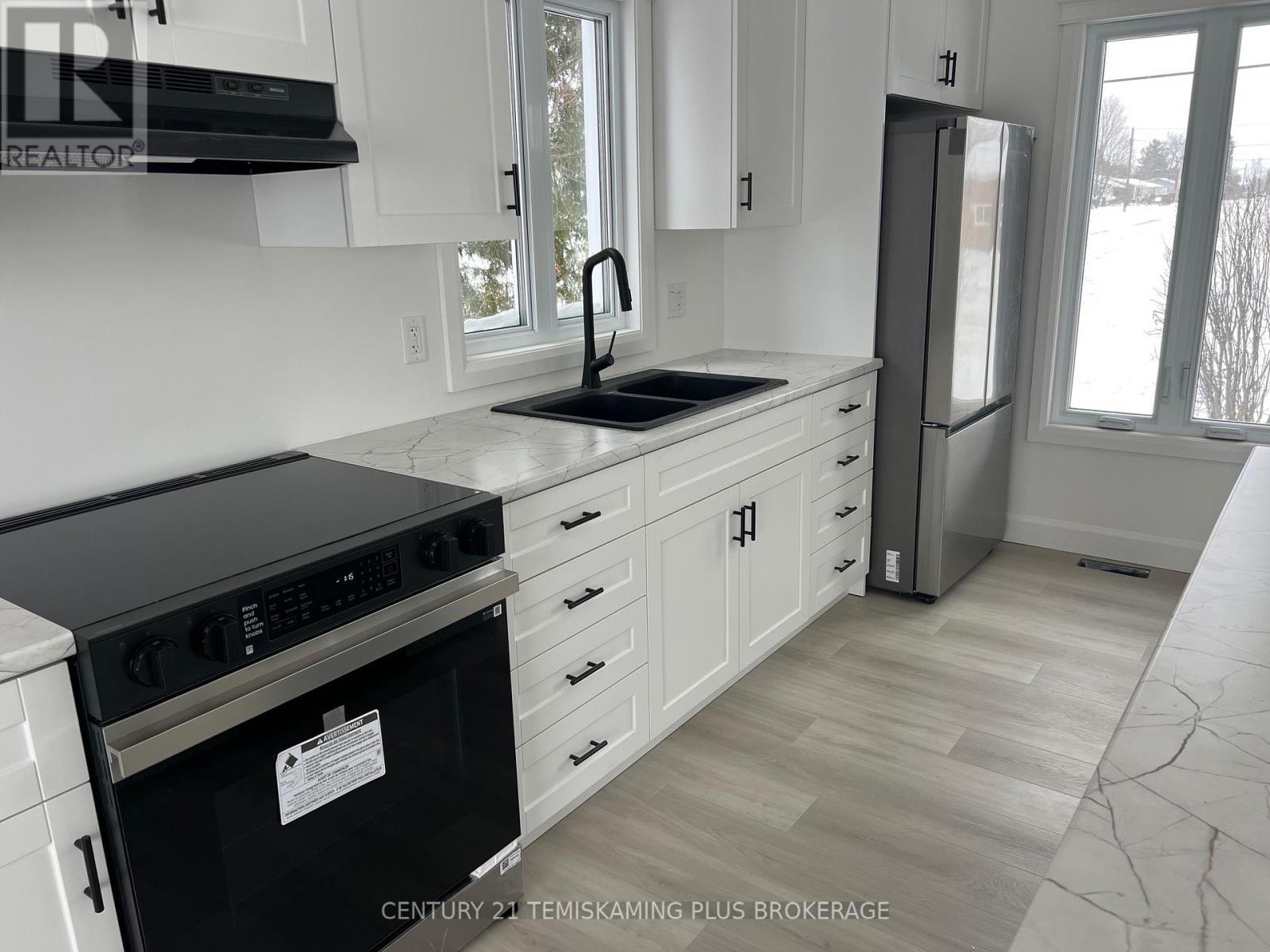 40 Tenth Avenue S, Armstrong (Earlton), ON - Indoor Photo Showing Kitchen With Double Sink
