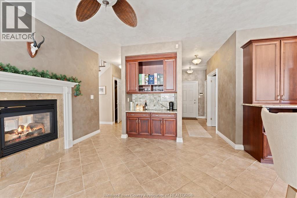 227 Clubview Drive, Amherstburg, ON - Indoor Photo Showing Living Room With Fireplace