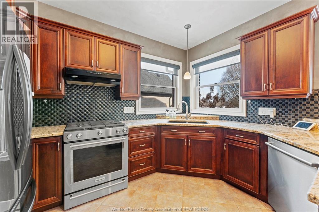 227 Clubview Drive, Amherstburg, ON - Indoor Photo Showing Kitchen
