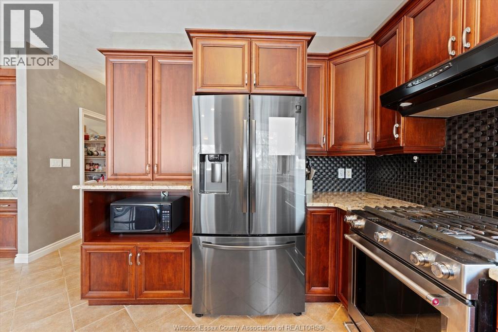 227 Clubview Drive, Amherstburg, ON - Indoor Photo Showing Kitchen