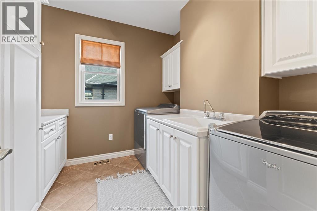227 Clubview Drive, Amherstburg, ON - Indoor Photo Showing Laundry Room