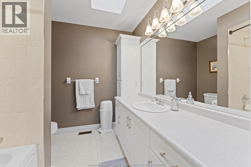 227 Clubview Drive, Amherstburg, ON - Indoor Photo Showing Bathroom