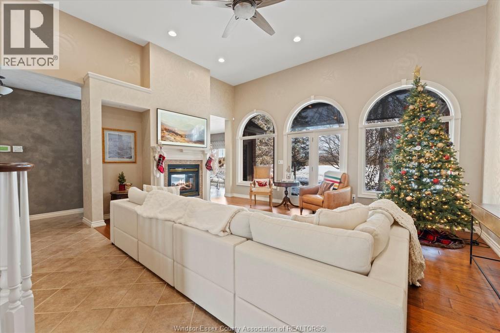 227 Clubview Drive, Amherstburg, ON - Indoor Photo Showing Living Room With Fireplace