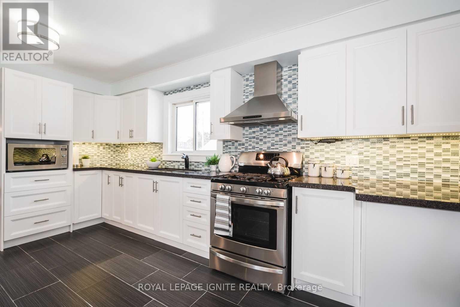 Main - 753 Morrish Road, Toronto, ON - Indoor Photo Showing Kitchen With Upgraded Kitchen