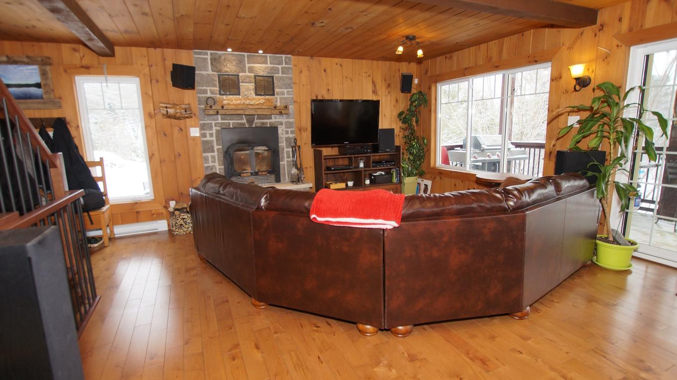 Salon - 305 Rue Laforest, Saint-Alphonse-Rodriguez, QC - Indoor Photo Showing Living Room With Fireplace