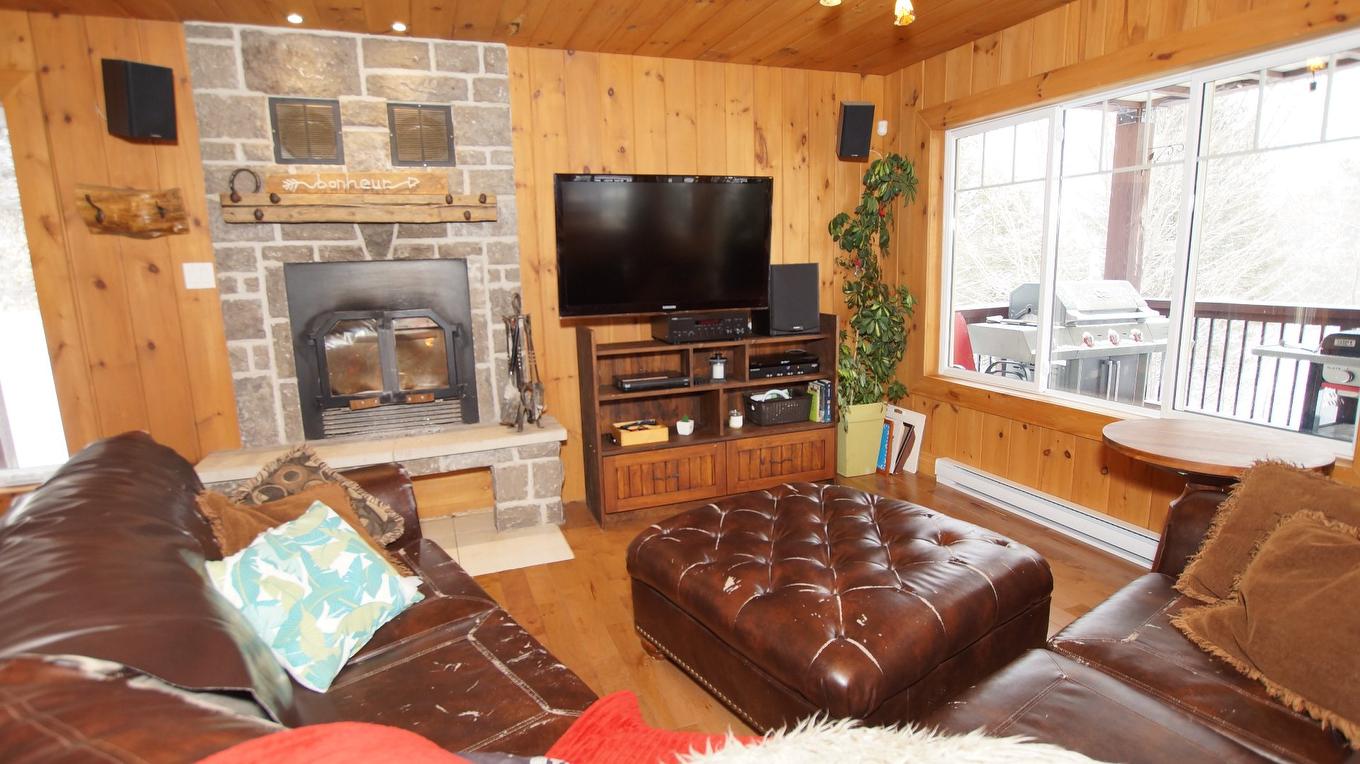 Salon - 305 Rue Laforest, Saint-Alphonse-Rodriguez, QC - Indoor Photo Showing Living Room With Fireplace