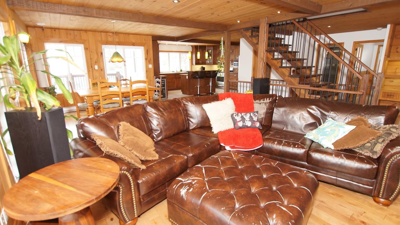 Salon - 305 Rue Laforest, Saint-Alphonse-Rodriguez, QC - Indoor Photo Showing Living Room