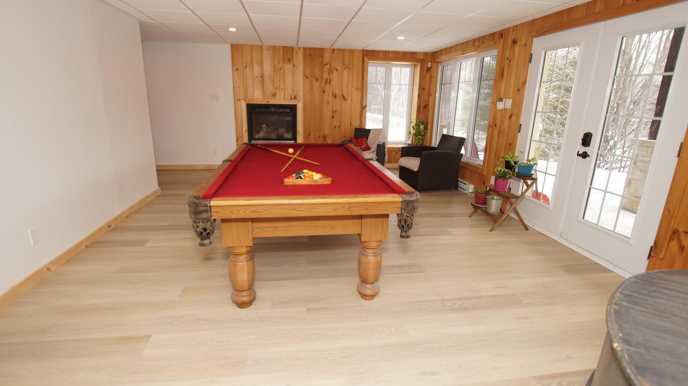 Salle familiale - 305 Rue Laforest, Saint-Alphonse-Rodriguez, QC - Indoor Photo Showing Other Room