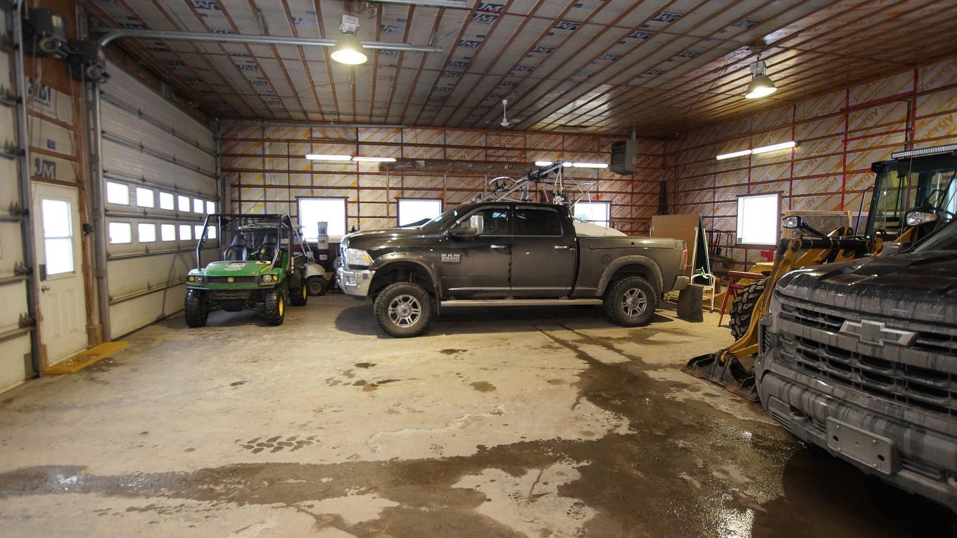 Garage - 305 Rue Laforest, Saint-Alphonse-Rodriguez, QC - Indoor Photo Showing Garage