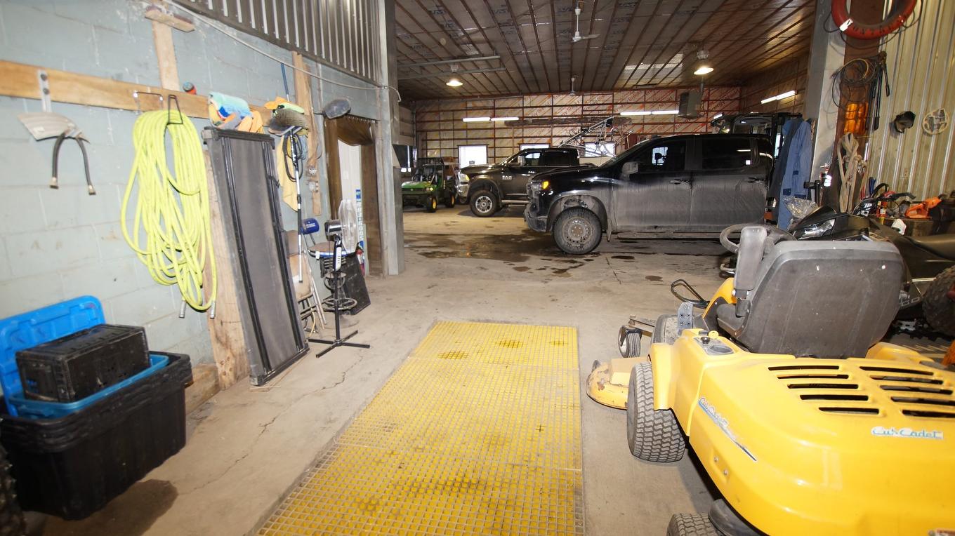 Garage - 305 Rue Laforest, Saint-Alphonse-Rodriguez, QC - Indoor Photo Showing Garage