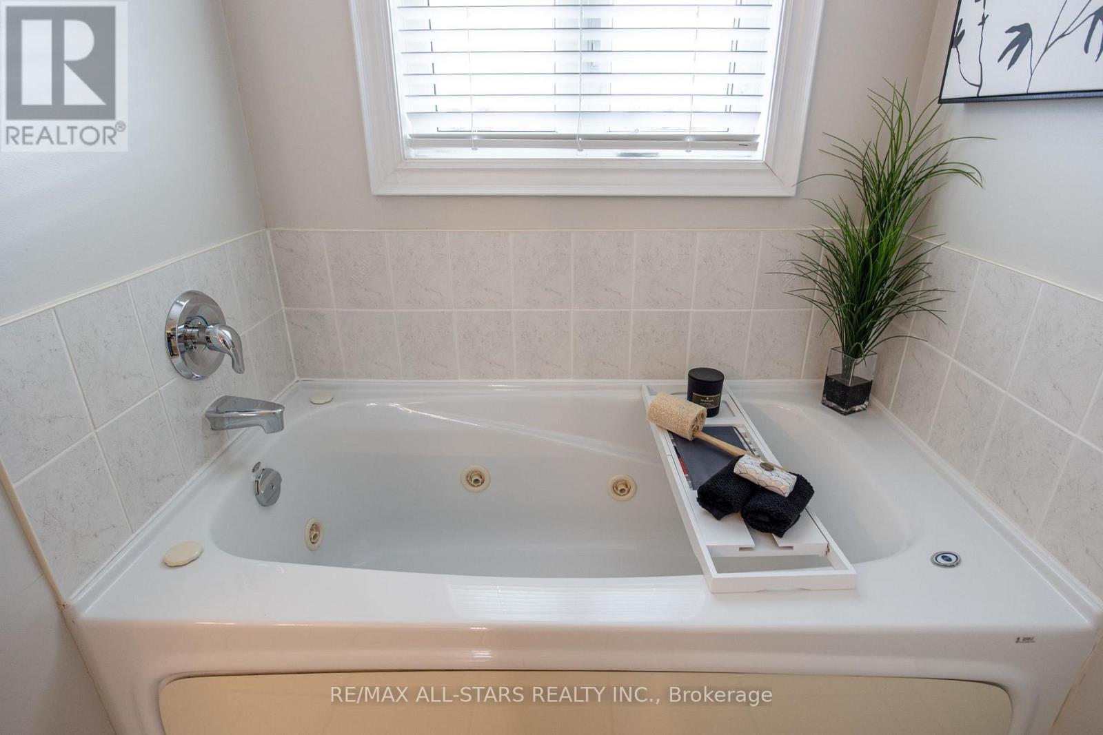 Jacuzzi soaker tub - 114 Six Point Road, Toronto, ON - Indoor Photo Showing Bathroom