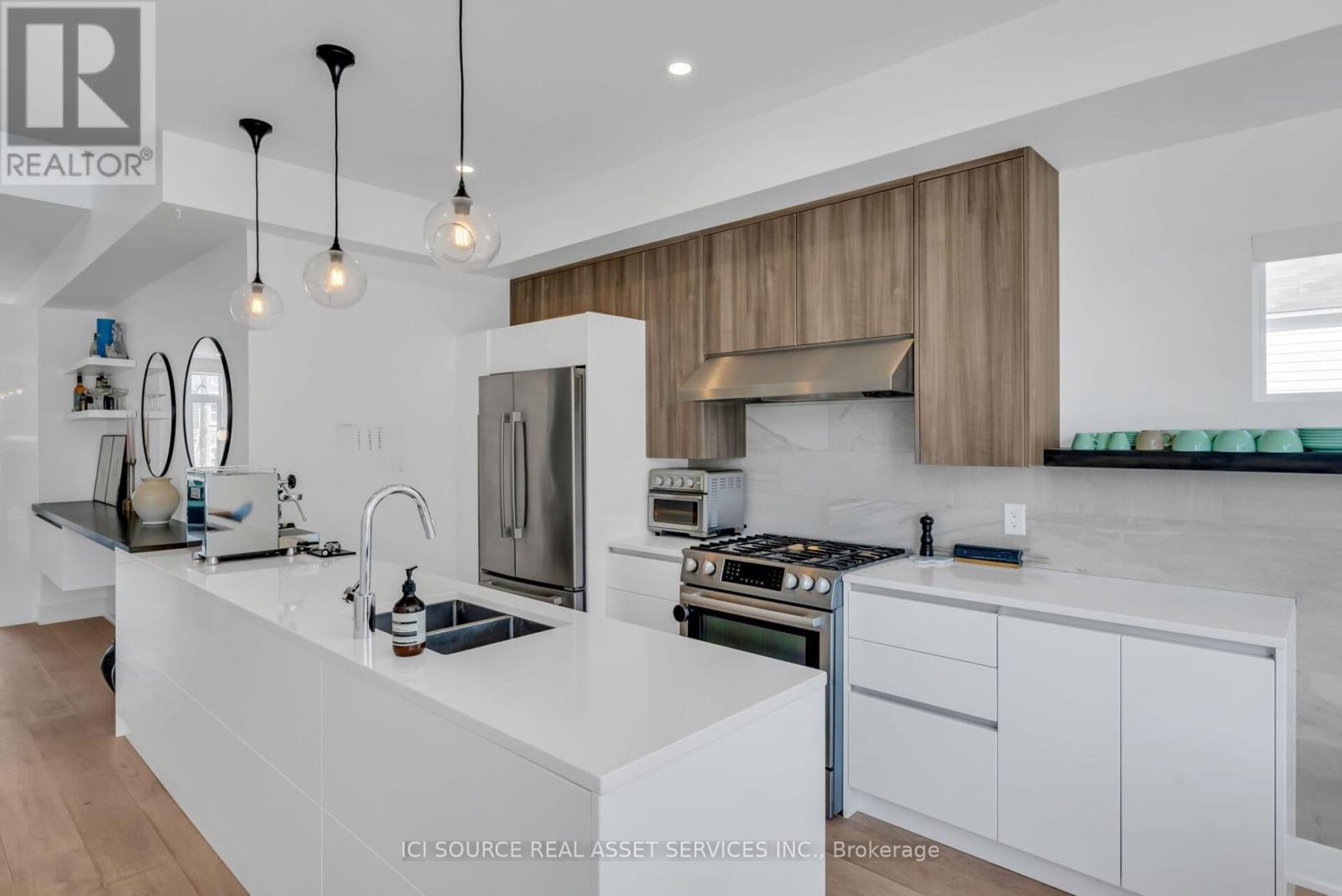 103 Armstrong Street, Ottawa, ON - Indoor Photo Showing Kitchen With Stainless Steel Kitchen With Double Sink With Upgraded Kitchen