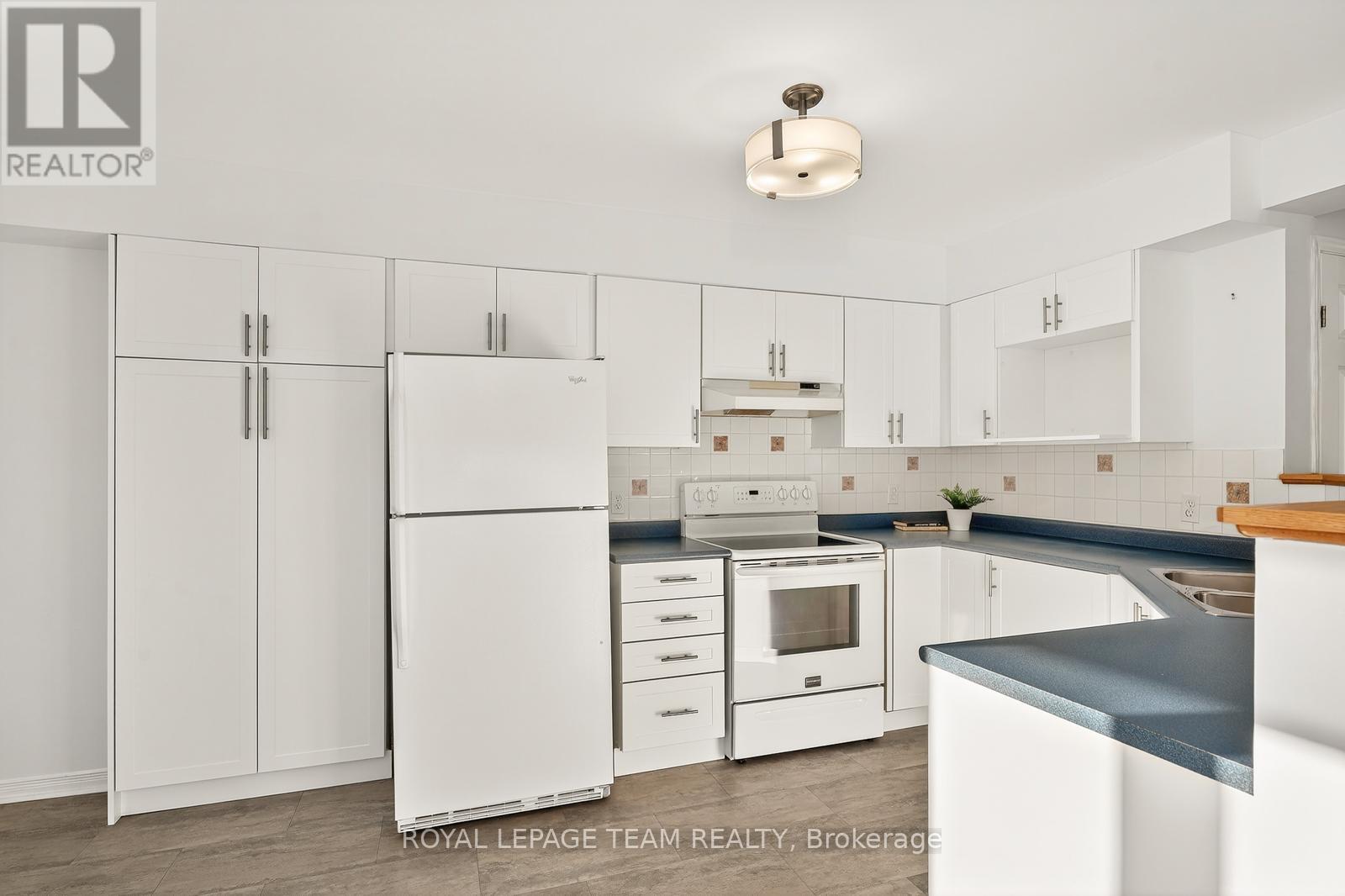 1431 Lynx Crescent, Ottawa, ON - Indoor Photo Showing Kitchen With Double Sink