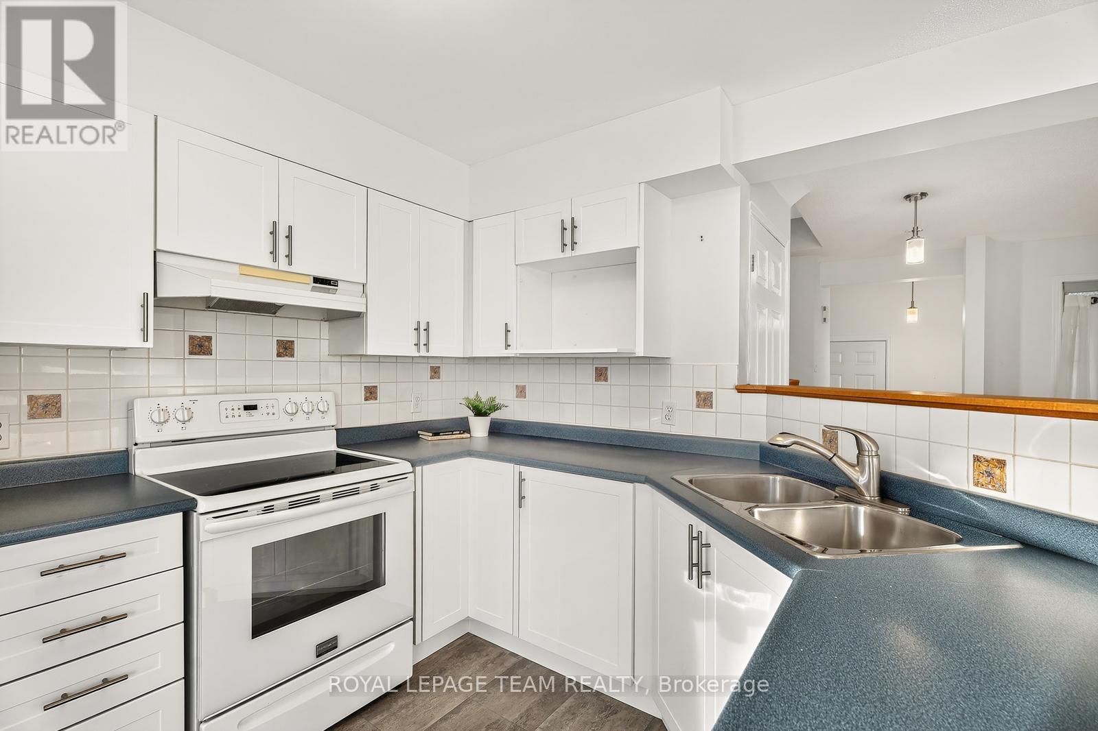 1431 Lynx Crescent, Ottawa, ON - Indoor Photo Showing Kitchen With Double Sink