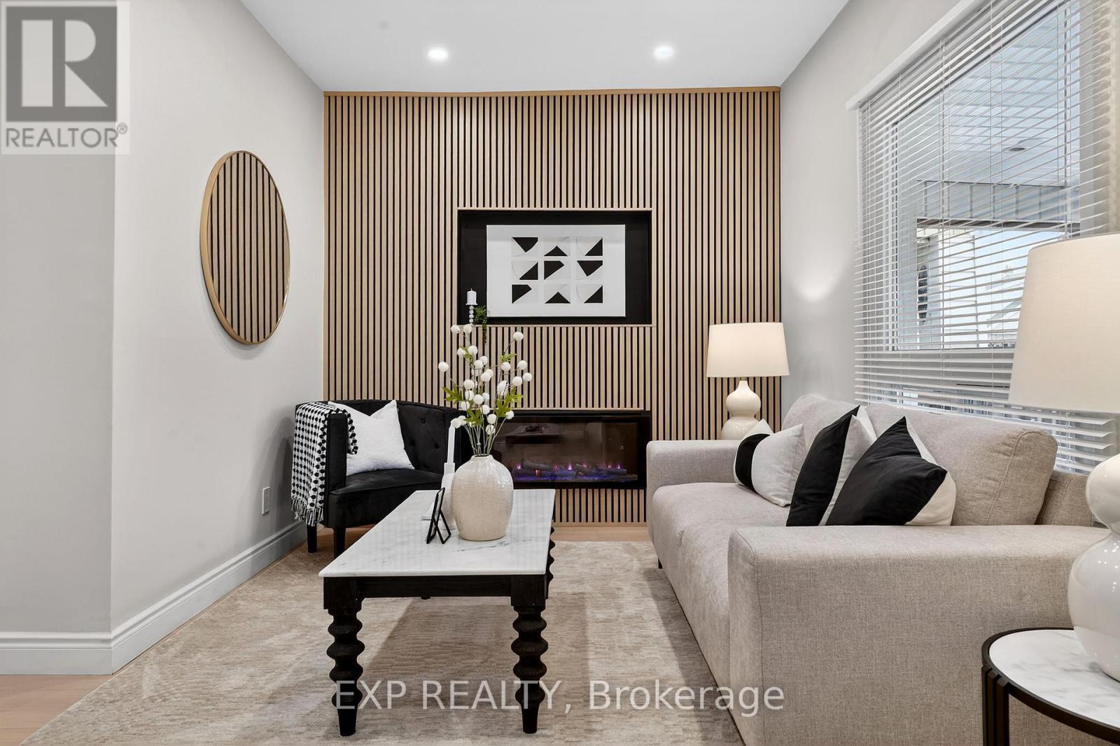201 Grosvenor Avenue N, Hamilton, ON - Indoor Photo Showing Living Room