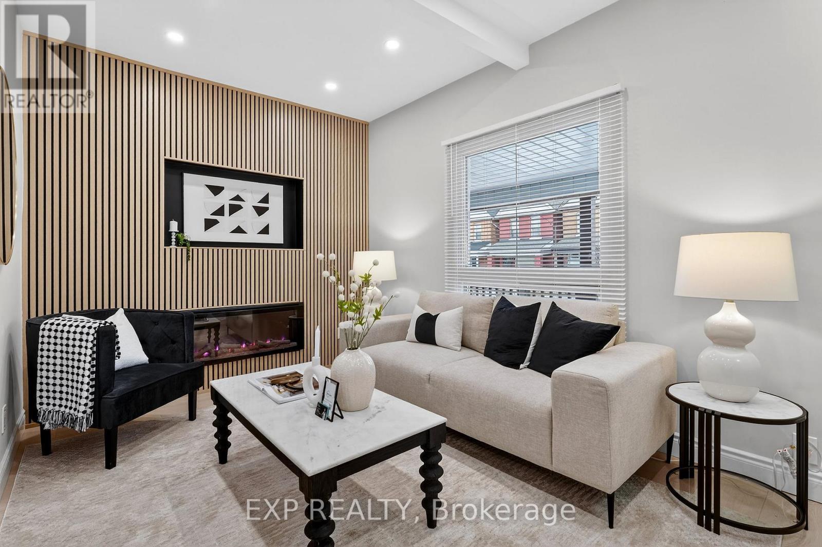 201 Grosvenor Avenue N, Hamilton, ON - Indoor Photo Showing Living Room With Fireplace