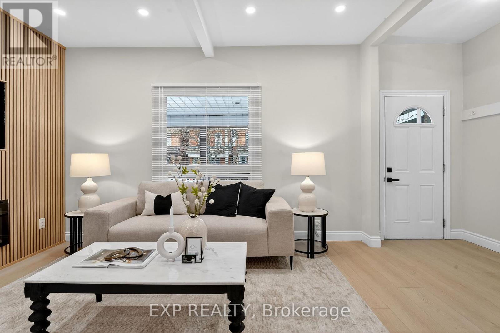 201 Grosvenor Avenue N, Hamilton, ON - Indoor Photo Showing Living Room