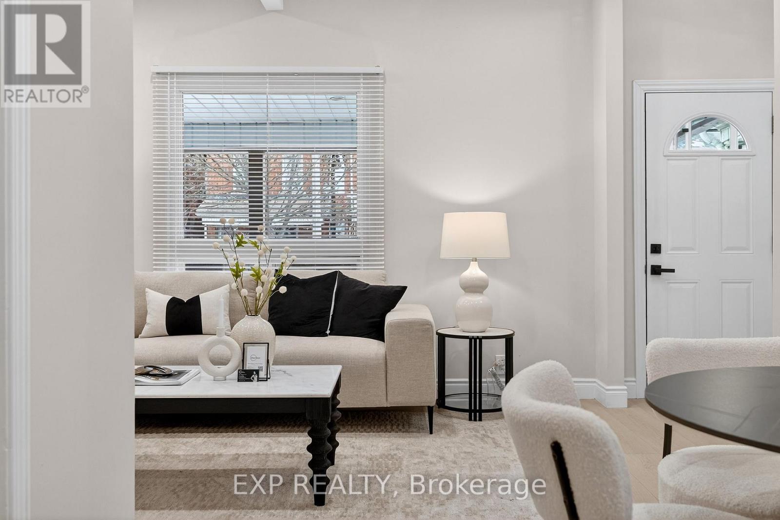201 Grosvenor Avenue N, Hamilton, ON - Indoor Photo Showing Living Room
