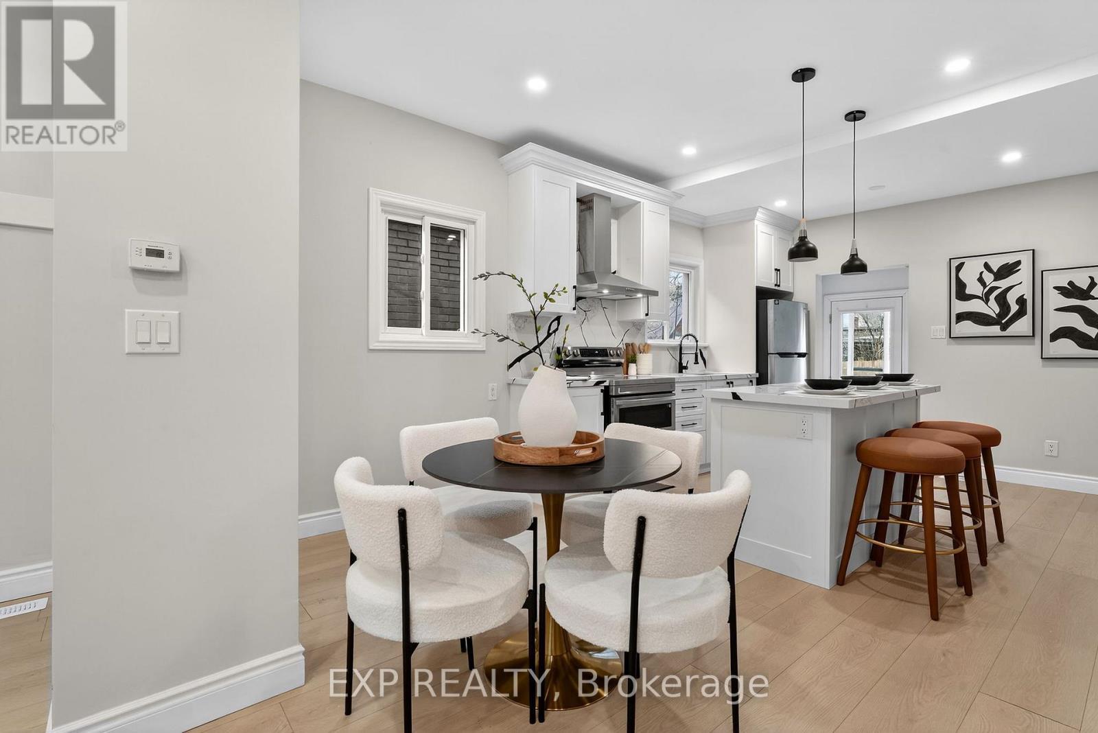 201 Grosvenor Avenue N, Hamilton, ON - Indoor Photo Showing Dining Room