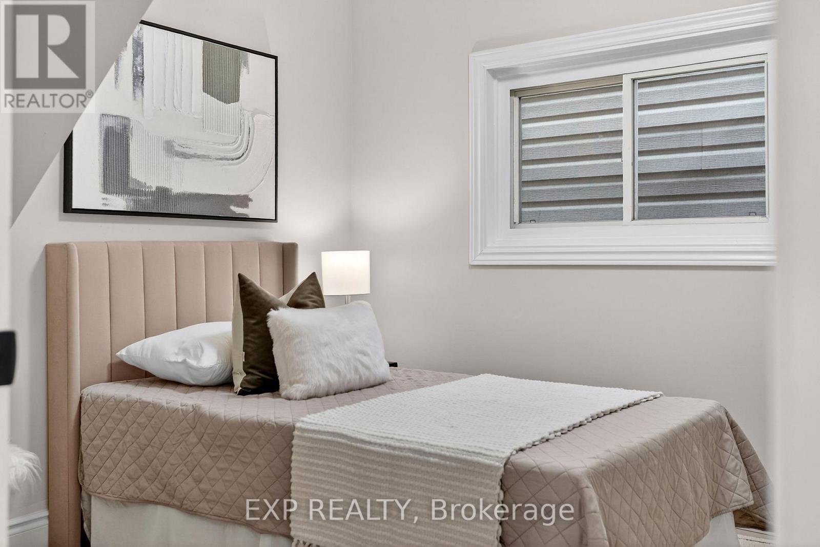 201 Grosvenor Avenue N, Hamilton, ON - Indoor Photo Showing Bedroom