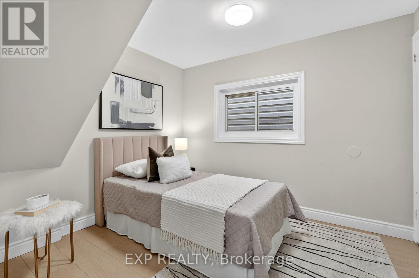 201 Grosvenor Avenue N, Hamilton, ON - Indoor Photo Showing Bedroom