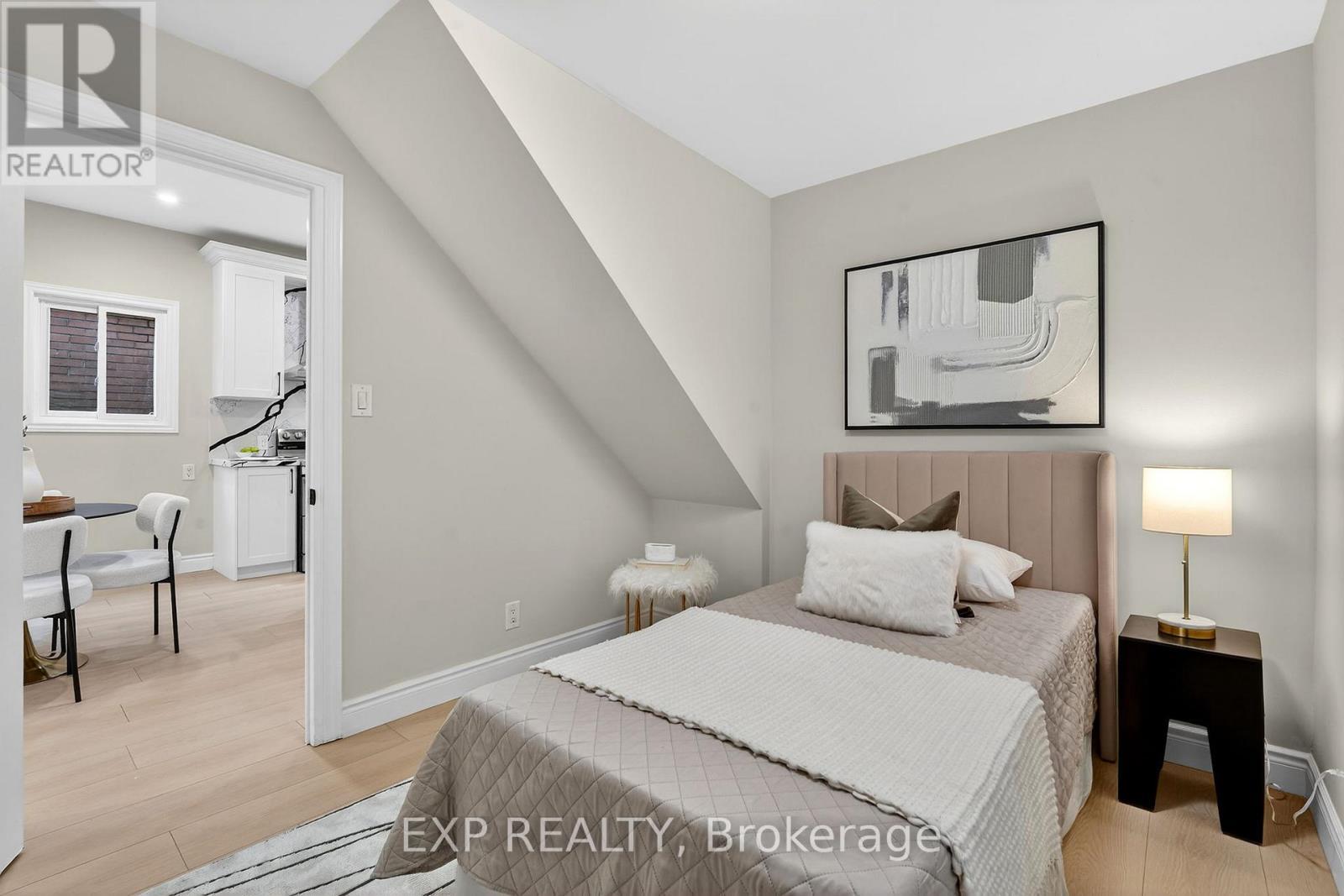 201 Grosvenor Avenue N, Hamilton, ON - Indoor Photo Showing Bedroom