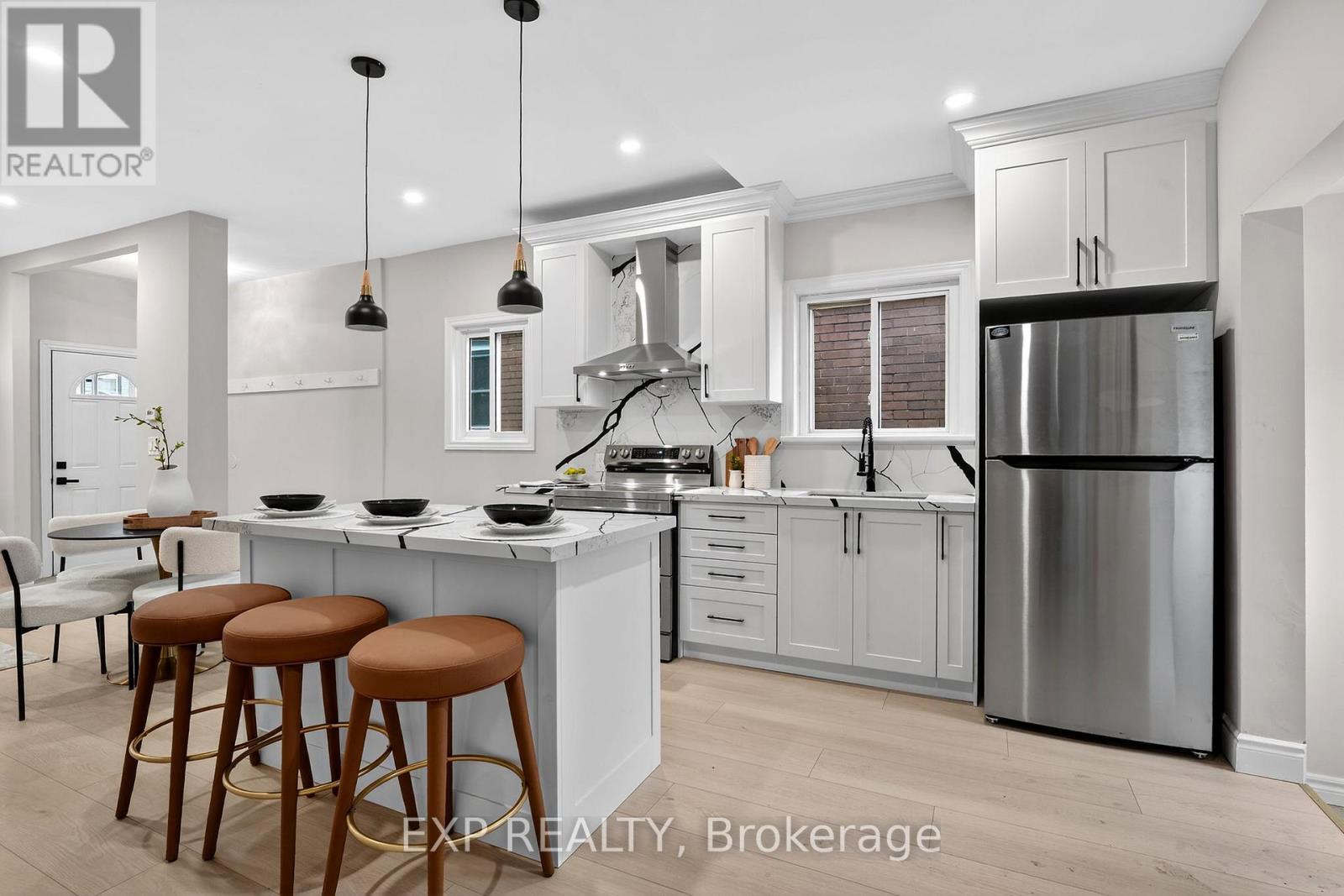 201 Grosvenor Avenue N, Hamilton, ON - Indoor Photo Showing Kitchen With Upgraded Kitchen